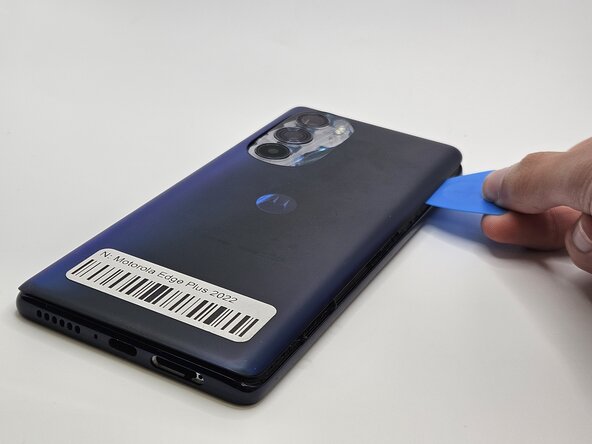 Motorola Edge Plus 2022 Display Assembly Replacement: 步骤 3 中的图像 2，3