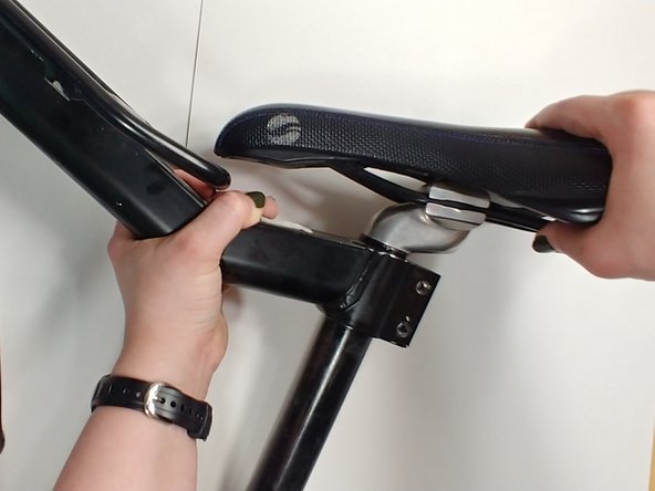 How to Replace a Bike Saddle When You Have a Rear Bike Rack: étape 2, image 1 de 1