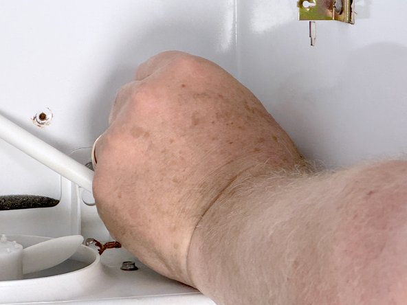 GE Side-By-Side Refrigerator Evaporator Fan Replacement, Disconnect the right hand cable: 步骤 20 中的图像 2，3