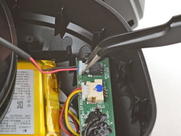 Logitech G522/A20 X Lightspeed Battery Replacement, Disconnect the speaker: crwdns2935265:08crwdnd2935265:03crwdnd2935265:03crwdne2935265:0