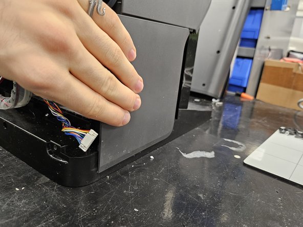 S7 MaxV Ultra dock: Suction fan replacement, Remove the right side panel.: crwdns2935265:08crwdnd2935265:02crwdnd2935265:03crwdne2935265:0