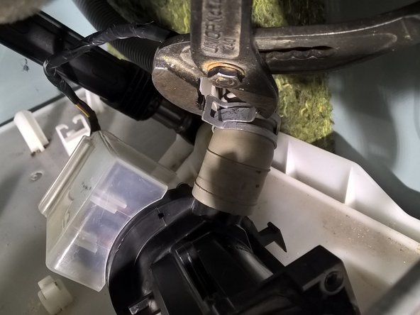 Remplacer la pompe de vidange d'un lave-linge LG F84G62WHS, Démonter la pompe de vidange: étape 11, image 1 de 3