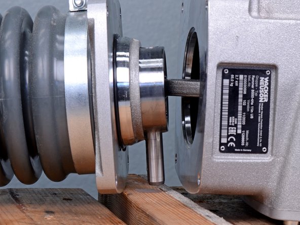 Wacker 4-Stroke Rammer BS504AS REV 101 (2019) Clutch Drum Replacement, Remove the pin: crwdns2935265:010crwdnd2935265:03crwdnd2935265:03crwdne2935265:0