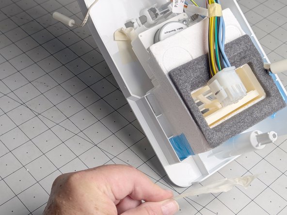 Frigidaire Side-By-Side Refrigerator Freezer Thermistor Replacement, Unfasten the damper assembly: 手順 9、 3の画像 3