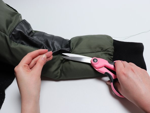 Repairing a Ripped Winter Coat Sleeve: crwdns2935265:06crwdnd2935265:02crwdnd2935265:03crwdne2935265:0