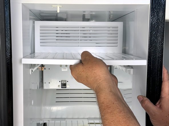 GE Side-By-Side Refrigerator Ice Auger Motor Replacement, Remove ice maker cover: 手順 3、 3の画像 2