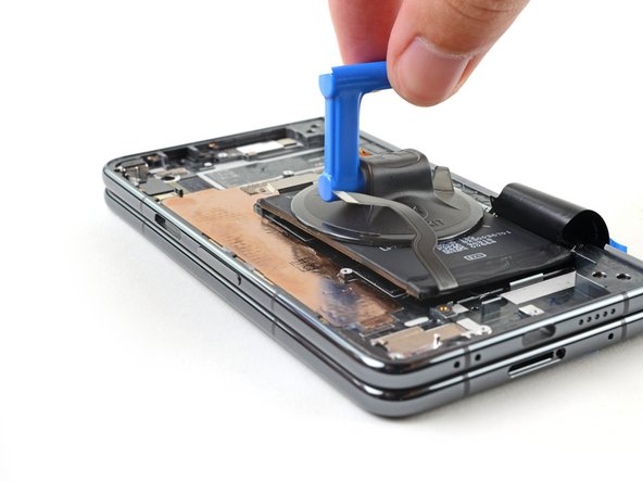 Google Pixel Fold Base Battery Replacement, Insert an opening pick: crwdns2935265:067crwdnd2935265:02crwdnd2935265:03crwdne2935265:0