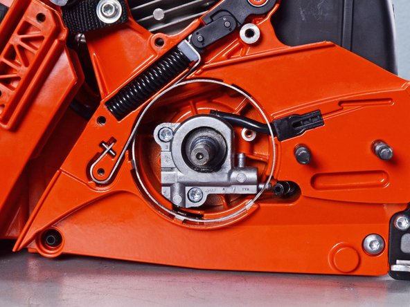 Echo Chain Saw CS590 2019 Oil System Replacement, Unfasten the oiler assembly: crwdns2935265:033crwdnd2935265:02crwdnd2935265:02crwdne2935265:0