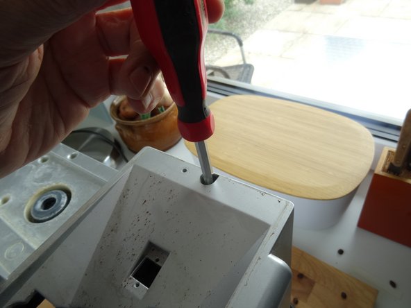 Saeco Vienna Sup 018 öffnen, Schrauben lösen: Schritt 3, Bild 3 von 3