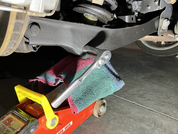 Chevrolet SS Sedan Rear Shock Absorber Replacement, Disconnect Strut from the Control Arm: crwdns2935265:08crwdnd2935265:02crwdnd2935265:03crwdne2935265:0