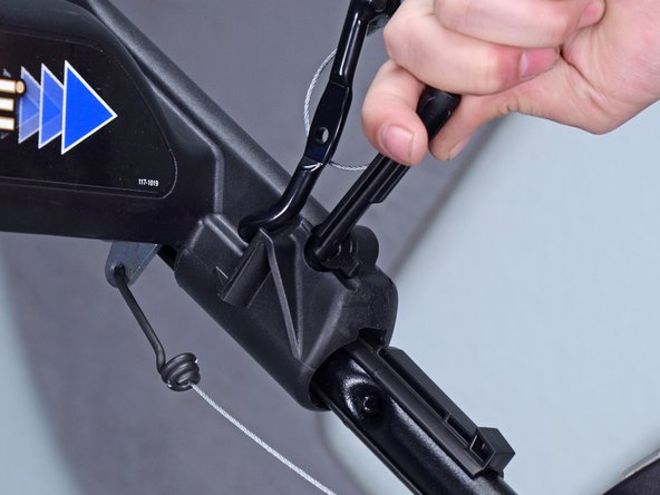 Toro Walk Behind Mowers 21199HD 2018 Brake Cable Replacement, Detach the retainer arm: crwdns2935265:011crwdnd2935265:02crwdnd2935265:03crwdne2935265:0