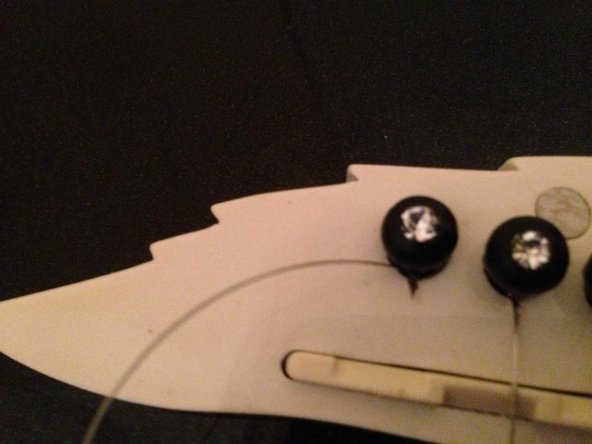 Esteban Crystal Heart Strings Replacement, Inserting the new string on the bridge.: crwdns2935265:03crwdnd2935265:03crwdnd2935265:03crwdne2935265:0