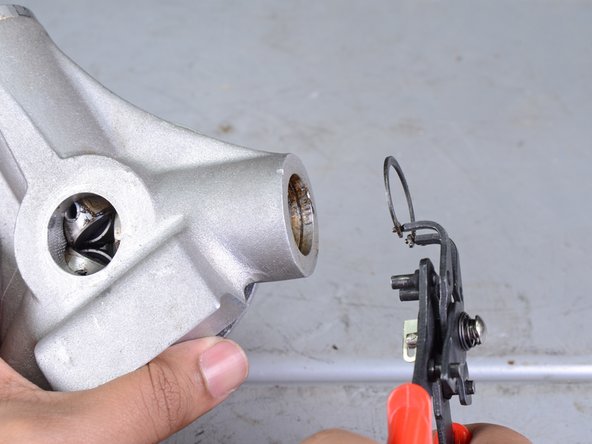 Electric Eel Lower Feeder Assembly Replacement, Remove the Retaining Ring: crwdns2935265:012crwdnd2935265:03crwdnd2935265:03crwdne2935265:0