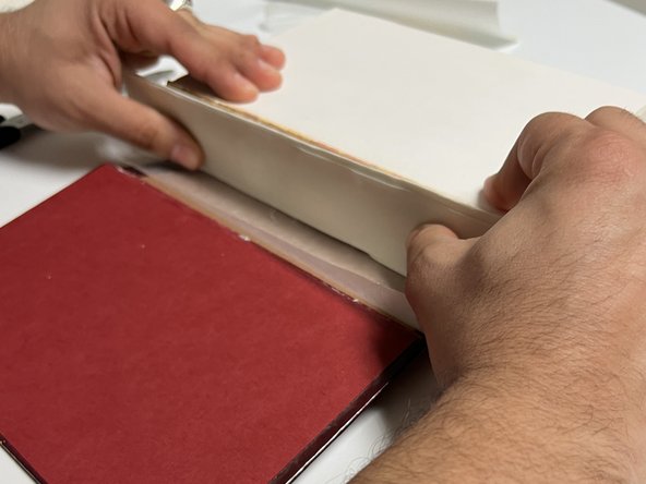 How to Reattach a Cover to a Hardcover Book: passo 12, immagine 3 di 3