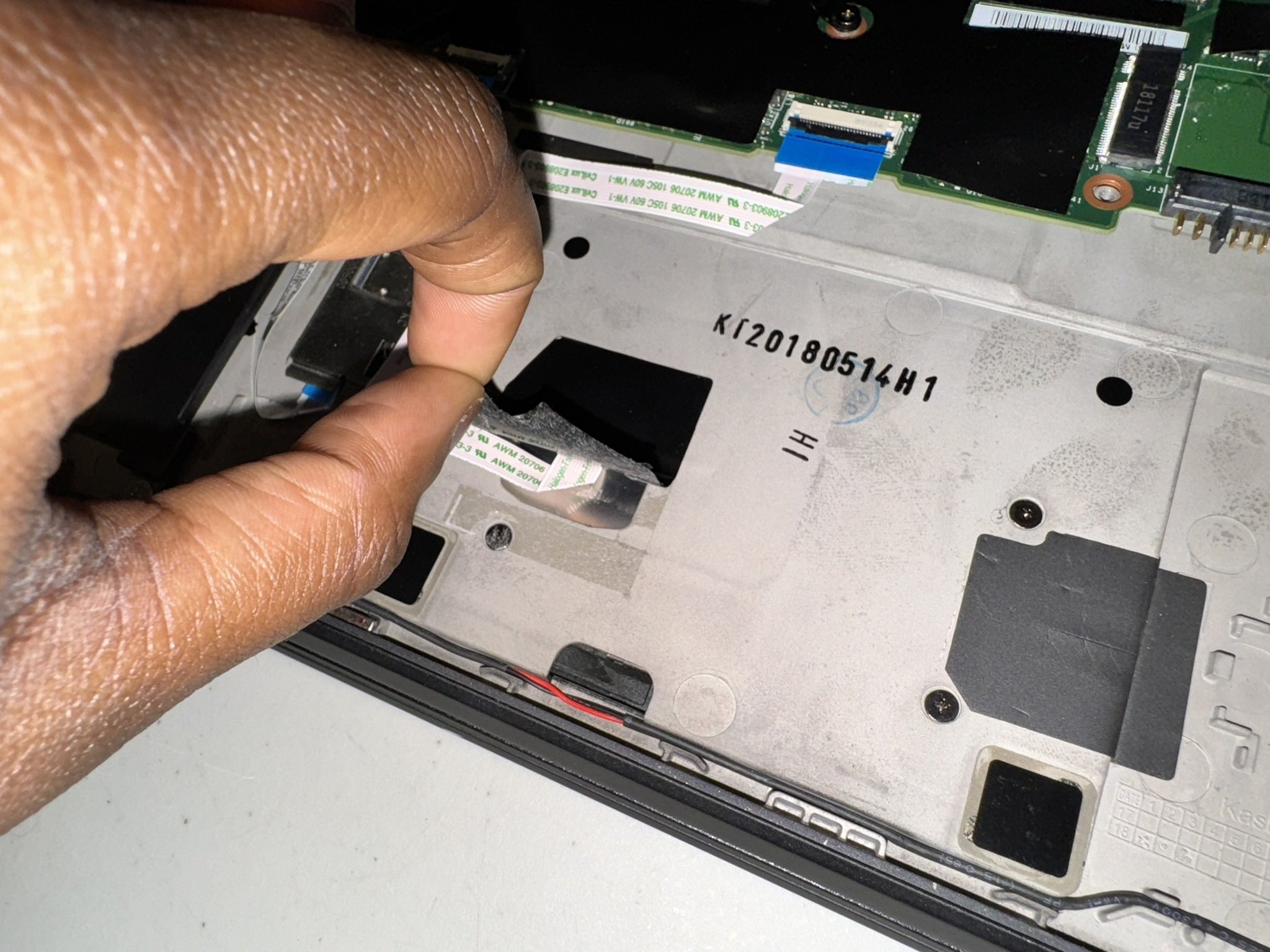 【ジャンク】ThinkPad X280 Core i7、天板ひび割れ mqdefault.jpg