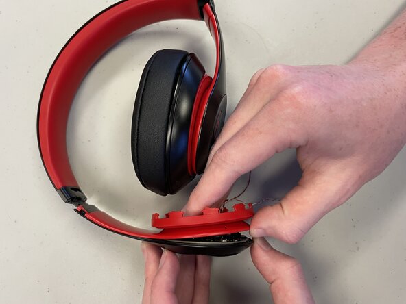 Beats Studio3 Wireless Bluetooth Board Replacement: step 11, image 1 of 3