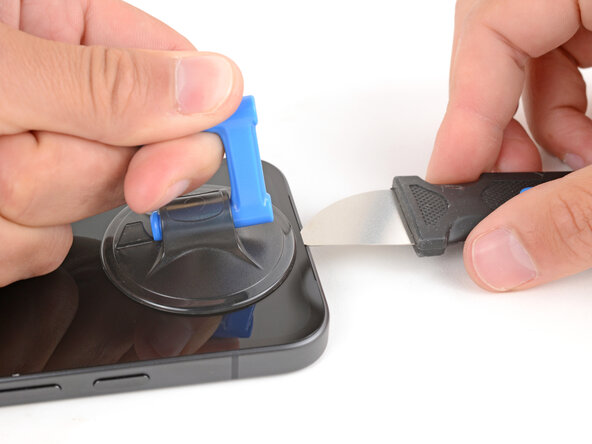 Google Pixel 9a Screen Replacement, Insert your tool under the screen: crwdns2935265:05crwdnd2935265:02crwdnd2935265:03crwdne2935265:0