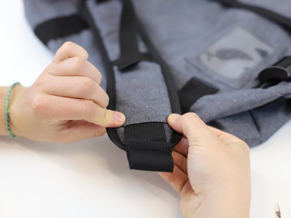How to Fix a Broken Backpack strap, Fix the strap in place: crwdns2935265:04crwdnd2935265:02crwdnd2935265:03crwdne2935265:0