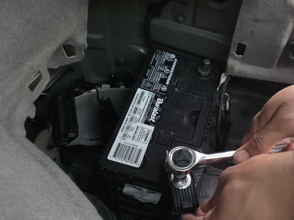2009-2015 Toyota Prius 12V Battery Replacement: 手順 4、 2の画像 2