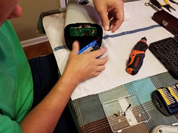 Brookstone Big Blue Party/360 Speaker Battery Replacement, Remove old battery: crwdns2935265:05crwdnd2935265:03crwdnd2935265:03crwdne2935265:0