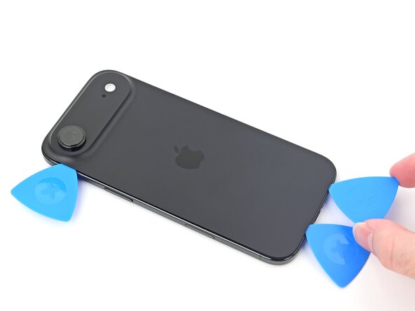 iPhone Air Back Glass Replacement, Separate the right edge adhesive: crwdns2935265:012crwdnd2935265:02crwdnd2935265:03crwdne2935265:0