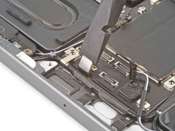 iPad Pro 11" 2nd Gen Logic Board Replacement, Disconnect the top microphone cable: crwdns2935265:062crwdnd2935265:02crwdnd2935265:02crwdne2935265:0