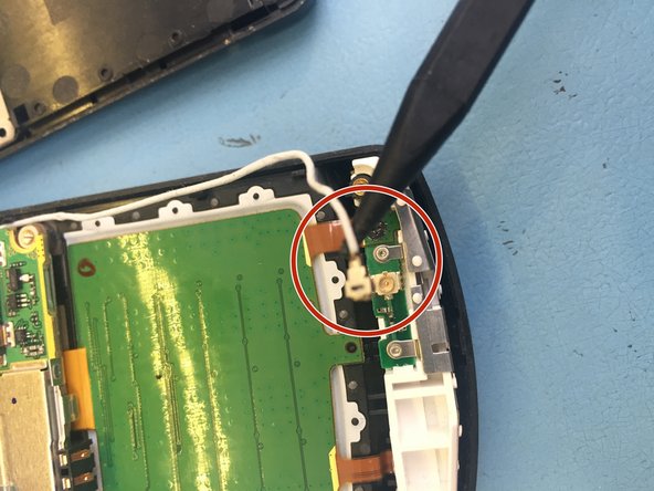 LG KE970 Teardown, Disconnect the antenna: crwdns2935265:06crwdnd2935265:02crwdnd2935265:03crwdne2935265:0