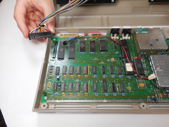 Commodore 64 3AG fuse Replacement, Detach Keyboard from motherboard: crwdns2935265:03crwdnd2935265:02crwdnd2935265:02crwdne2935265:0