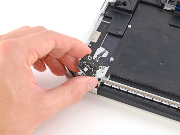 MacBook Pro 15" Retina Display Late 2013 Upper Case Assembly Replacement: crwdns2935265:036crwdnd2935265:02crwdnd2935265:02crwdne2935265:0