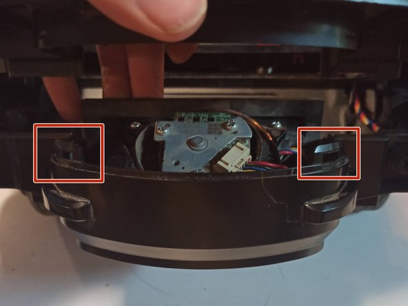 Ecovacs Deebot 920 Disassembly, Lift The Top Cover: crwdns2935265:07crwdnd2935265:02crwdnd2935265:03crwdne2935265:0