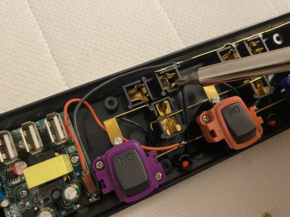 How to Fix a Loose Connection on a Power Strip: crwdns2935265:04crwdnd2935265:02crwdnd2935265:02crwdne2935265:0