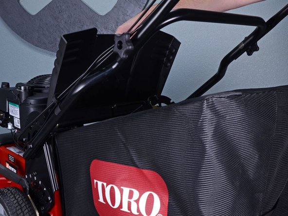 Toro Walk Behind Mowers 21199HD 2018 Right Blade Replacement, Lift up the deflector: crwdns2935265:03crwdnd2935265:02crwdnd2935265:02crwdne2935265:0