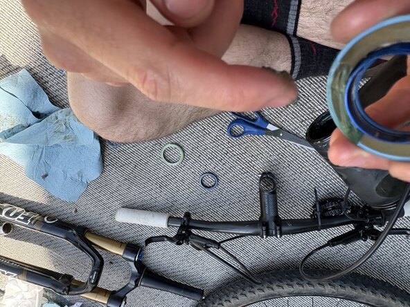 Fox32 Mountain Bike Front Air Suspension Fork Seal and Oil Replacement: étape 52, image 1 de 2