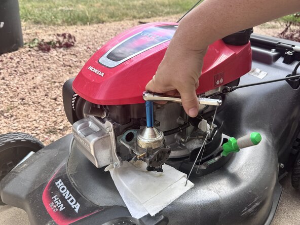 How to Clean a Honda GCV170 Carburetor: step 5, image 3 of 3