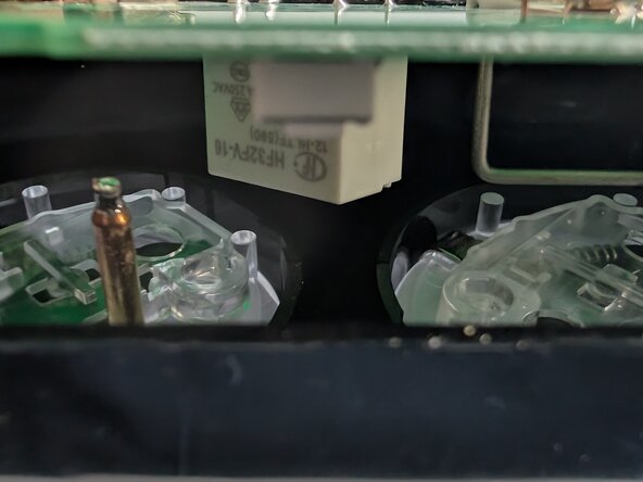 Smontaggio della Shelly Power Strip 4 Gen4, Relè: passo 8, immagine 2 di 2