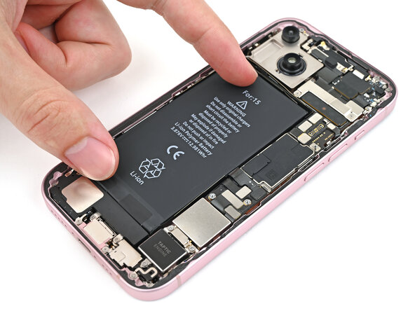iPhone 15 Battery Replacement, Place the battery: stap 38, afbeelding 2 van 3