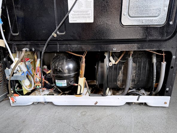 GE Refrigerator Rear Access Cover Removal, Remove the rear access cover: 手順 3、 3の画像 3