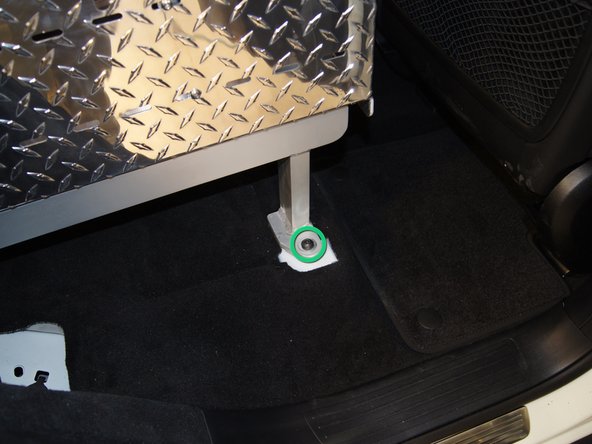 Installing Mercedes W166 RAV Tool Box: crwdns2935265:013crwdnd2935265:02crwdnd2935265:03crwdne2935265:0