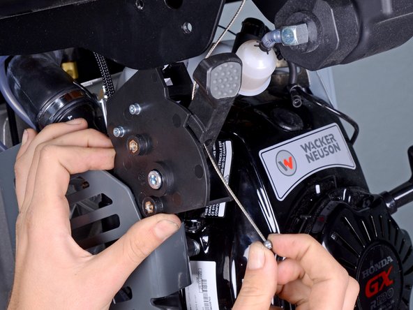 Wacker 4-Stroke Rammer BS504AS REV 101 (2019) Petcock Replacement, Remove the throttle cable: crwdns2935265:010crwdnd2935265:02crwdnd2935265:03crwdne2935265:0