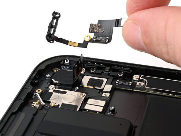 iPad Pro 13" Lock Button Replacement, Remove the lock button and bracket: 步骤 31 中的图像 3，3