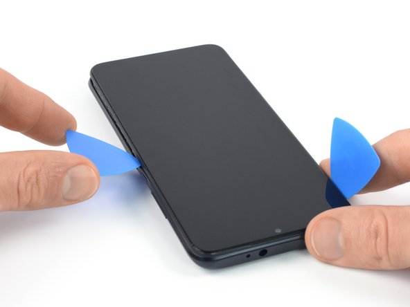 Xiaomi Redmi Note 9T Screen Replacement, Release the right edge plastic clips: crwdns2935265:07crwdnd2935265:02crwdnd2935265:03crwdne2935265:0