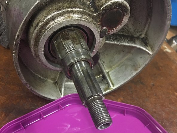 AJS/Matchless Lightweight Gearbox Overhaul, Remove the output sprocket: crwdns2935265:09crwdnd2935265:03crwdnd2935265:03crwdne2935265:0