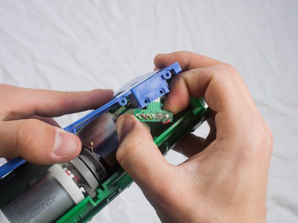 iRobot Roomba 551 Main Brush Motor Replacement: crwdns2935265:012crwdnd2935265:02crwdnd2935265:02crwdne2935265:0