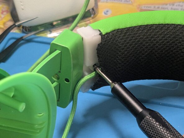 Razer Kraken (Kraken TE) Headband Replacement, Lock the right rod: crwdns2935265:016crwdnd2935265:02crwdnd2935265:03crwdne2935265:0