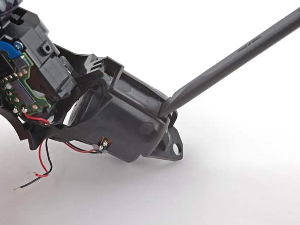 DualSense Controller v2 Vibration Motor Replacement, Remove the left-hand vibration motor: crwdns2935265:029crwdnd2935265:02crwdnd2935265:03crwdne2935265:0