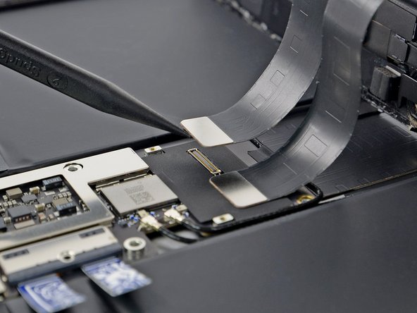 iPad Pro 12.9" 2nd Gen Screen Replacement, Disconnect the display cables: crwdns2935265:034crwdnd2935265:02crwdnd2935265:03crwdne2935265:0