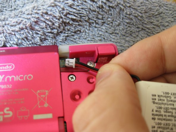 Game Boy Micro Battery Replacement, Remove battery: passo 2, immagine 2 di 3