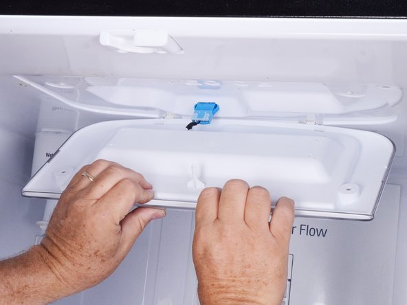 LG Refrigerator Model LFX25973 Refrigerator Light Replacement, Lower the light unit: crwdns2935265:05crwdnd2935265:02crwdnd2935265:02crwdne2935265:0