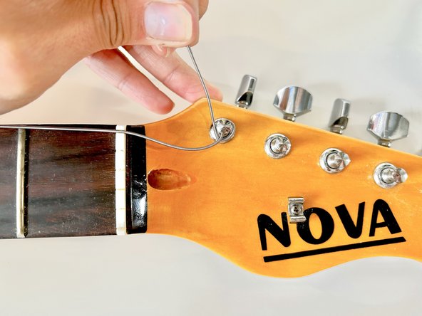 Replacing Strings on Floating Tremolo Bridge Guitar: crwdns2935265:06crwdnd2935265:03crwdnd2935265:03crwdne2935265:0