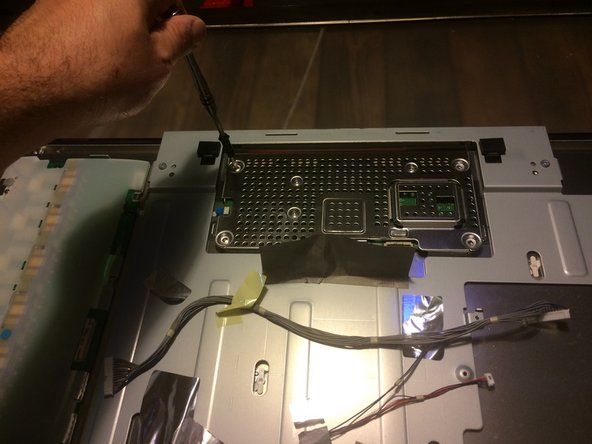 Apple Cinema HD Display 30" Teardown, Dévissez cage: crwdns2935265:014crwdnd2935265:02crwdnd2935265:03crwdne2935265:0